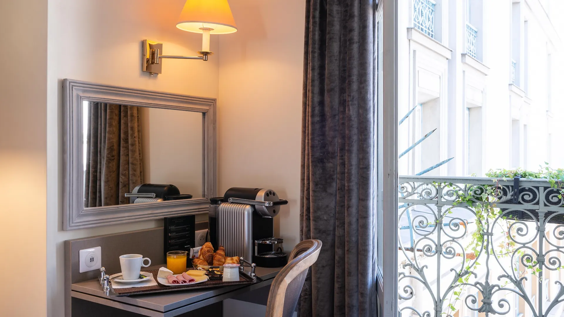 Aston Hotel